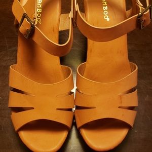 Bamboo women's tan platform clog 8M